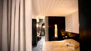 een slaapkamer met een groot bed en een gordijn bij Riad Chocolat in Marrakesh