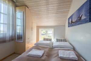 バルスタにあるVilla Ballstadの小さな部屋のベッド1台が備わるベッドルーム1室