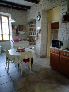 Kuchyň nebo kuchyňský kout v ubytování Maison de caractère Belvèze + 9 fotografií