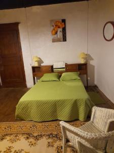 Postel nebo postele na pokoji v ubytování Maison de caractère Belvèze