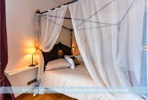 Ένα ή περισσότερα κρεβάτια σε δωμάτιο στο Grafenwohnung mit großem Dachgarten im Gästehaus Graf-Schmelzer
