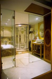une salle de bain avec douche et lavabo dans l'établissement Katriya Hotel and Tower, à Hyderabad