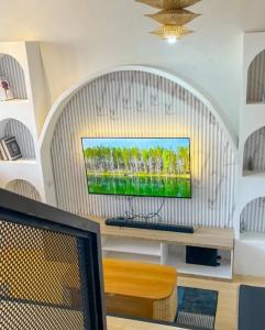 DiyengにあるMezzano 2の壁にテレビが取り付けられたリビングルーム