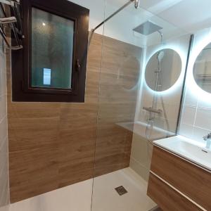 コリウールにある6AMB38 Villa avec terrasse dans résidence avec piscine communeのガラスのシャワーと洗面台を備えたバスルーム