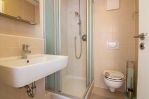 a bathroom with a sink and a shower and a toilet at Exklusive 1-Zimmer-Wohnung in KA-Stadt in Karlsruhe