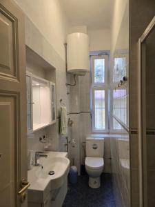 Ένα μπάνιο στο Kamelija - Center Apartment minute to the beach