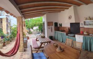 Casa Paula في Orcheta: غرفة معيشة بها طاولة ومطبخ