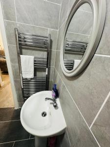a bathroom with a sink and a mirror at Burton Urban Apartment A in Burton upon Trent +32 photos
