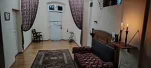 korytarz z salonem z kanapą i świecami w obiekcie Historic house w Samarkandzie