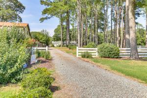 Zahrada ubytování Boat Dock and Kayaks Waterfront Home in Deltaville!