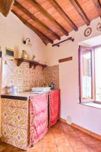 a kitchen with a counter and a window at Il Picchio Rosso in Murlo