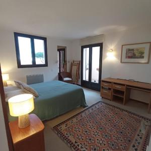 コリウールにある6AMB38 Villa avec terrasse dans résidence avec piscine communeのベッドと机と窓のある寝室