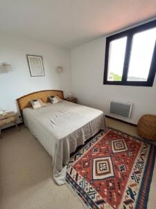 コリウールにある6AMB38 Villa avec terrasse dans résidence avec piscine communeのベッドルーム1室(ベッド1台、ラグ付) +16枚の写真