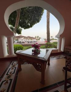 ein Raum mit einem Tisch mit Blumen darauf in der Unterkunft Domina Coral Bay Private Studios - Harem - Blocco 60 in Sharm El Sheikh + 1 Foto