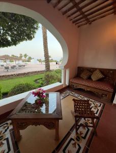 ein Wohnzimmer mit einem Tisch und einem Sofa in der Unterkunft Domina Coral Bay Private Studios - Harem - Blocco 60 in Sharm El Sheikh