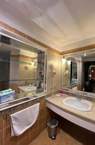 ein Badezimmer mit zwei Waschbecken und einem großen Spiegel in der Unterkunft Domina Coral Bay Private Studios - Harem - Blocco 60 in Sharm El Sheikh