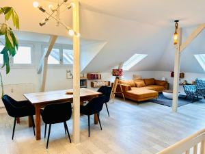 a dining room and living room with a table and chairs at Ankerplatz Neumünster, Parkplatz in Neumünster