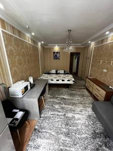 Una habitación grande con cuatro camas y una habitación con en Palace Hotel, en Chişinău