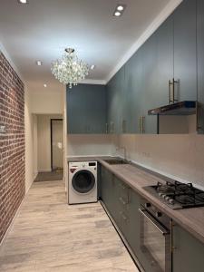 Η κουζίνα ή μικρή κουζίνα στο apartment Tashkent 2 BR centre main St
