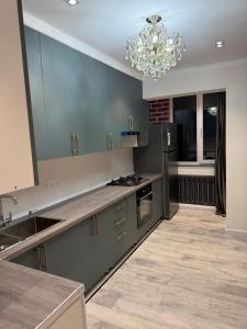 Η κουζίνα ή μικρή κουζίνα στο apartment Tashkent 2 BR centre main St +2 φωτογραφίες