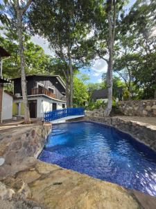 Hồ bơi trong/gần Cabaña Alpina Monte Carlo