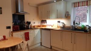 Η κουζίνα ή μικρή κουζίνα στο Private 2F Room - Shared Use of House