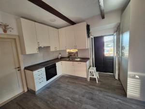 Kuchyň nebo kuchyňský kout v ubytování Apartman Pia, JELSA