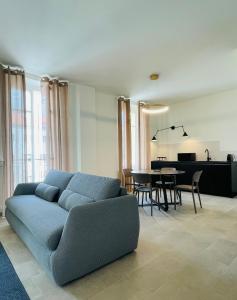 Una sala de estar con un sofá azul y una mesa. en Casa FILA1923, en Biella 49 fotos más