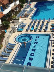 Bazén v ubytovaní Villaggio Hemingway - Family Aparthotel alebo v jeho blízkosti