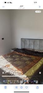 Postel nebo postele na pokoji v ubytování مزرعة وفيلا غابة الارز