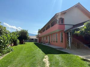 克尔茨什瓦拉乡Dai Nonni的前面有草坪的房子