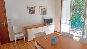 Habitación con mesa y escritorio con ordenador. en Villa Verde, en Eraclea Mare