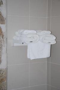 a group of towels on a shelf in a bathroom at Hotel Rustico Casa Do Vento in Bayo