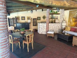 A seating area at VILLA SINGOLA -SOLE-LUNA-Casavilladusoleil