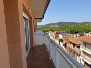 ein Balkon mit Blick auf die Stadt in der Unterkunft Atico 3 dormitorios Sant Antoni a 400m de la playa in Sant Antoni de Calonge