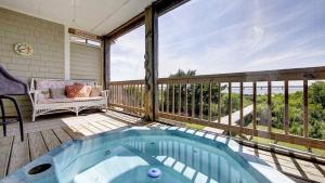 - une terrasse couverte avec un bain à remous dans l'établissement Luxury Waterfront Villa, à Rodanthe