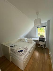 En eller flere senge i et værelse på Holiday home Båstad, 8 beds