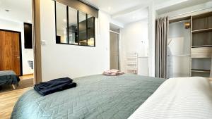 a bedroom with a large bed in a room at Airbnb à Paris-Bois de Vincennes in Saint-Maurice