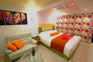 un dormitorio con una cama y un sofá en 岐阜ホテルヴィヴィ, en Gifu