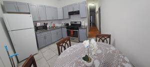 Kuchyň nebo kuchyňský kout v ubytování 3 bedrooms apt,2 baths,15 mins to NYC