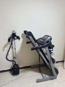 uma máquina de ginástica com uma câmera em um tripé em Comfyshorouk em Darb al Ḩājj