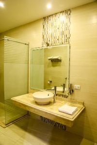 un baño con lavabo y espejo en Villa Fourteen hotel souts, en Sheikh Zayed