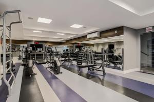 弗洛里亚诺波利斯Elegante apto Região Central Florianópolis/SC的健身房设有数台跑步机和机器