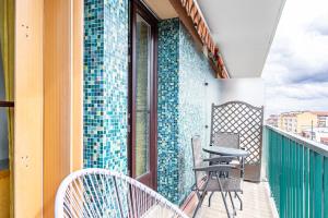 un balcone con tavolo e sedie su un edificio di Chambre lumineuse et cosy, bord de marne, proche Paris a Neuilly-sur-Marne