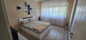 Ένα ή περισσότερα κρεβάτια σε δωμάτιο στο Ira's Square Apartment with Free Parking