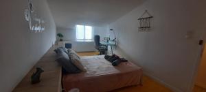 a bedroom with a bed in a room at Chambre CHARDON - Maison partagée - 2 personnes in Saint-Sauvant