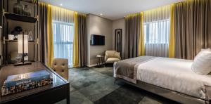 ein Hotelzimmer mit einem Bett und einem Schreibtisch in der Unterkunft Golden Crown Haifa in Haifa
