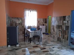 Dapur atau dapur kecil di Enalys Homestay untuk orang islam sahaja +4 gambar
