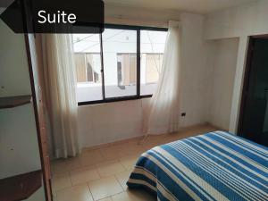 コチャバンバにあるZona Premium - Amplio Depのベッドと窓のある寝室 +2枚の写真