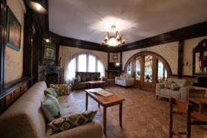 ディリジャンにあるDaravand Guest Houseのソファとテーブルのあるリビングルーム